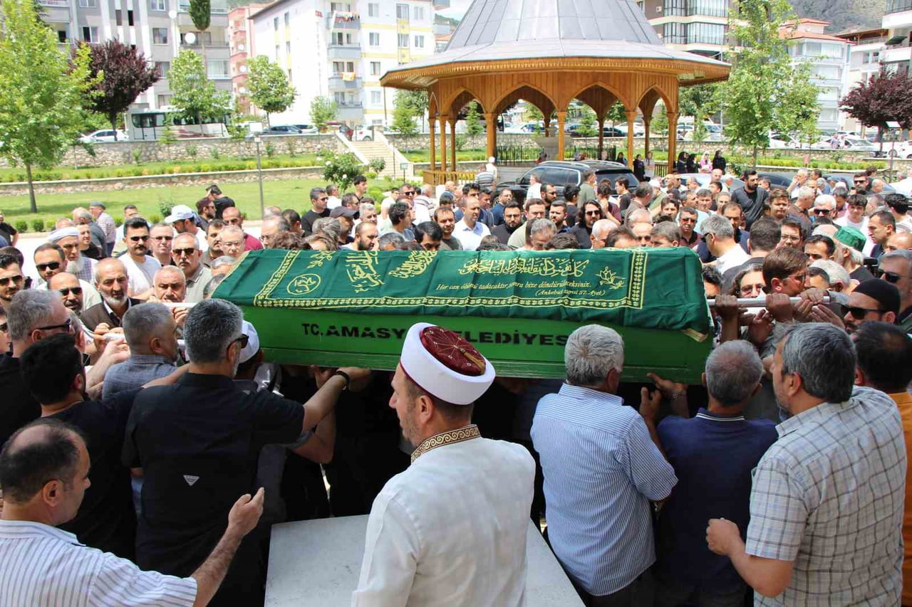 ORHAN ARSLANTAŞ'IN  CENAZESİ HAZRETİ ÖMER CAMİİ’NDE DÜZENLENEN CENAZE TÖRENİNİN ARDINDAN MEMLEKETİ...