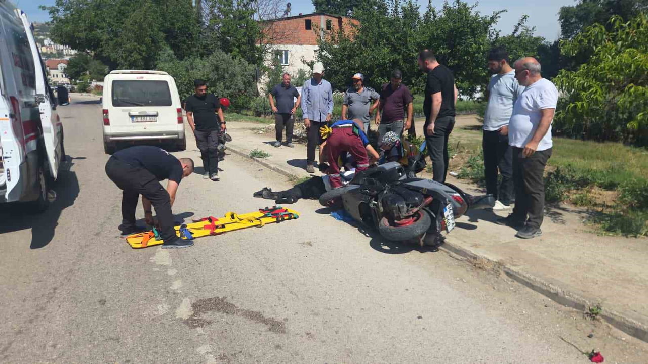 ORHANGAZİ-İZNİK YOLU ÜZERİNDE MEYDANA GELEN TRAFİK KAZASINDA YOL KENARINDA DURAN BİR MOTOSİKLETE...
