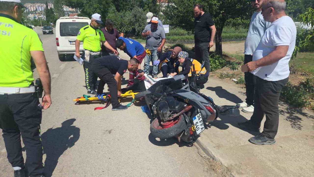 ORHANGAZİ-İZNİK YOLU ÜZERİNDE MEYDANA GELEN TRAFİK KAZASINDA YOL KENARINDA DURAN BİR MOTOSİKLETE...