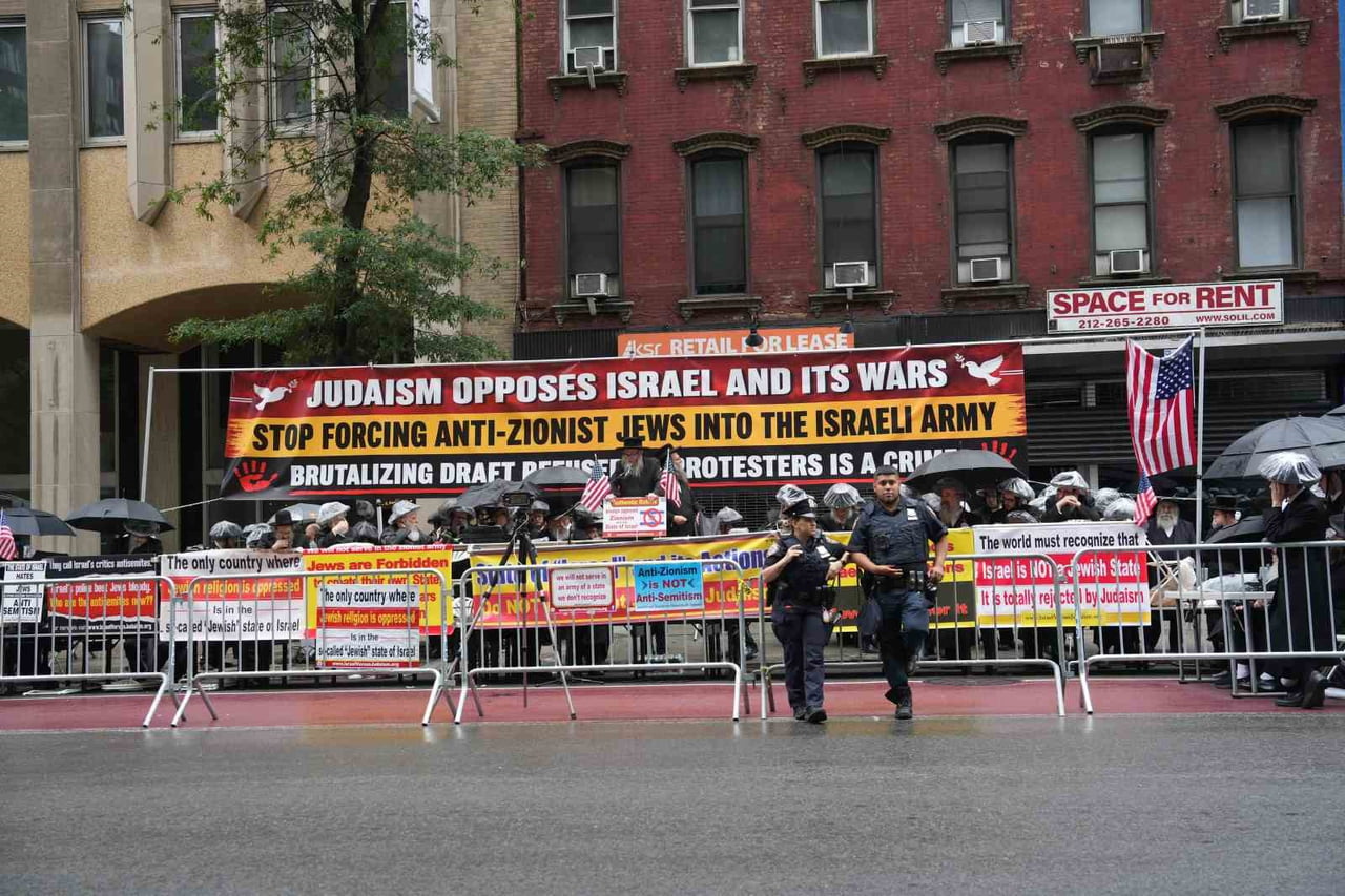 ORTODOKS YAHUDİLER, NEW YORK'TA İSRAİL DEVLETİ'Nİ VE ZORUNLU ASKERLİK UYGULAMASINI PROTESTO...
