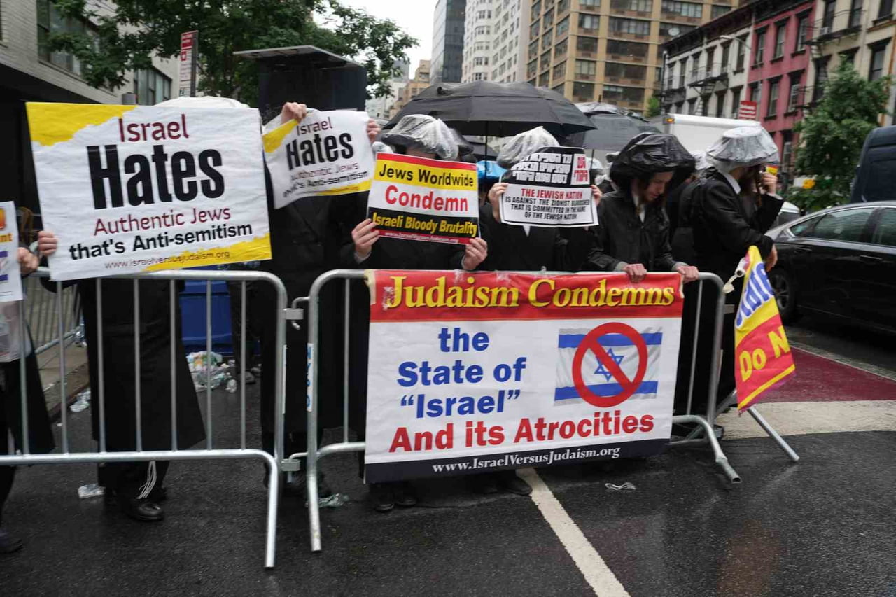ORTODOKS YAHUDİLER, NEW YORK'TA İSRAİL DEVLETİ'Nİ VE ZORUNLU ASKERLİK UYGULAMASINI PROTESTO...