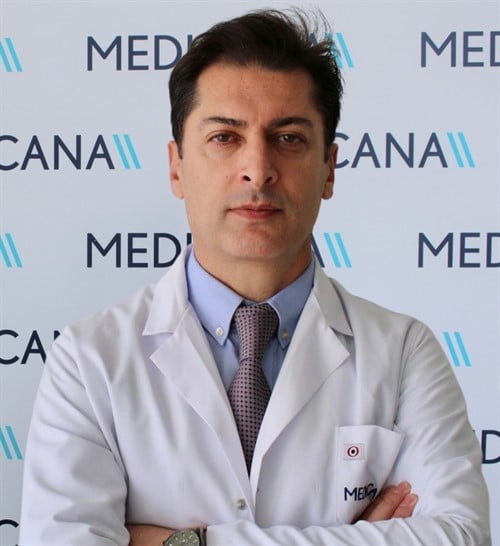 ORTOPEDİ VE TRAVMATOLOJİ UZMANI PROF. DR. HAYATİ AYGÜN, SKOLYOZDA ERKEN TEŞHİSİN TEDAVİ BAŞARISINI...