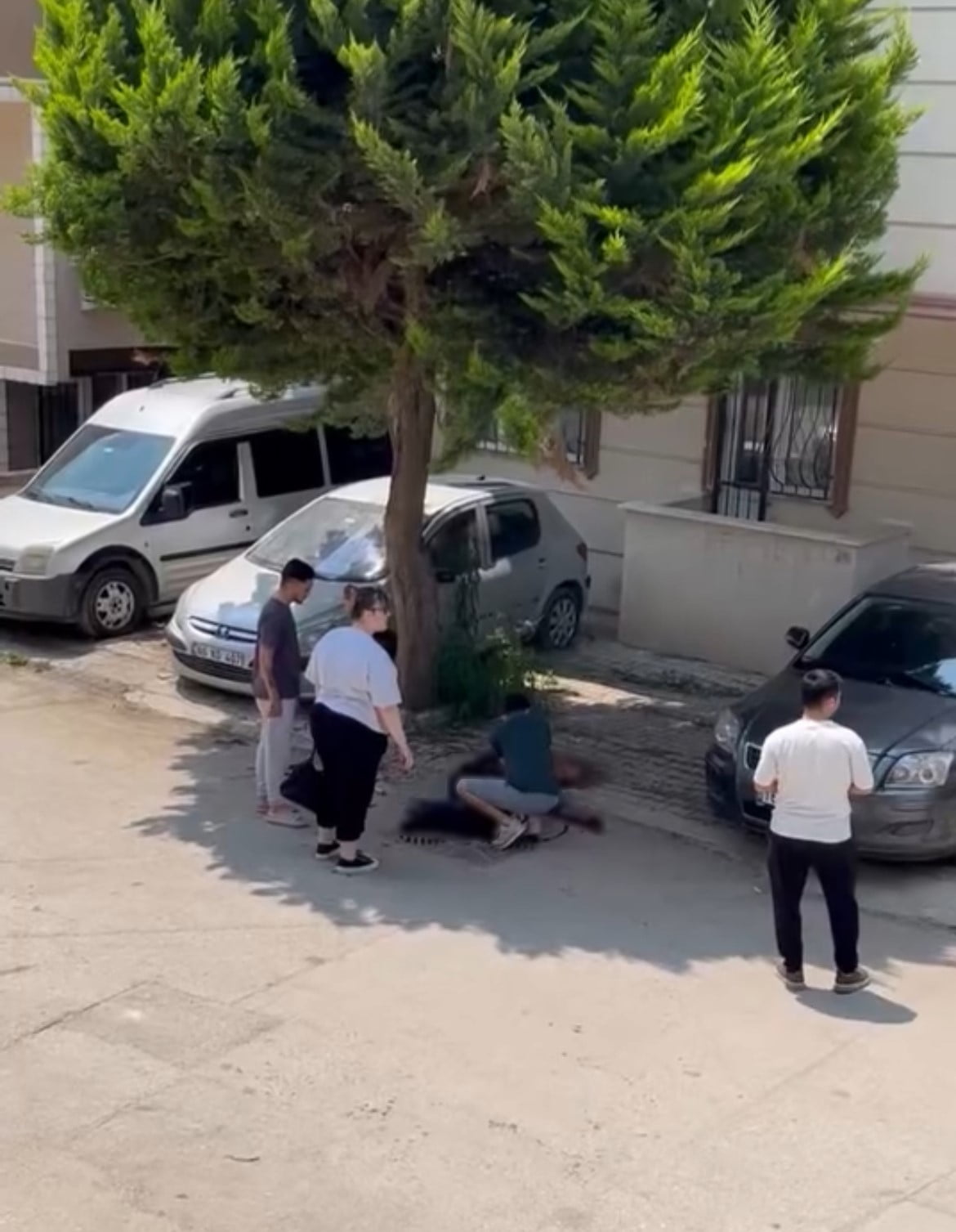 OSMANGAZİ İLÇESİNDE SOKAK ORTASINDA BIÇAKLARLA BİRBİRİNE SALDIRAN İKİ KARDEŞ YARALANDI.