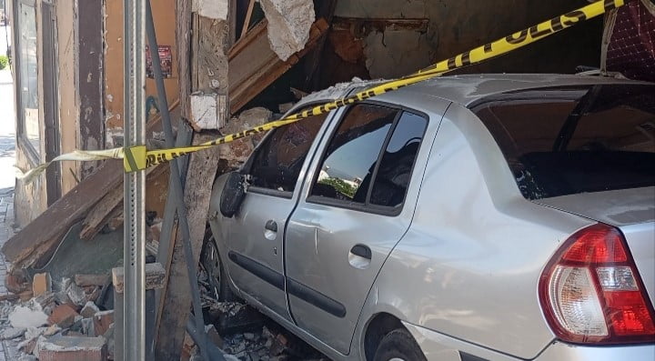 OSMANGAZİ İLÇESİNDE YOKUŞ ÜZERİNDE PARK HALİNDEKİ BİR OTOMOBİLİN FRENİ BOŞALINCA KONTROLDEN...