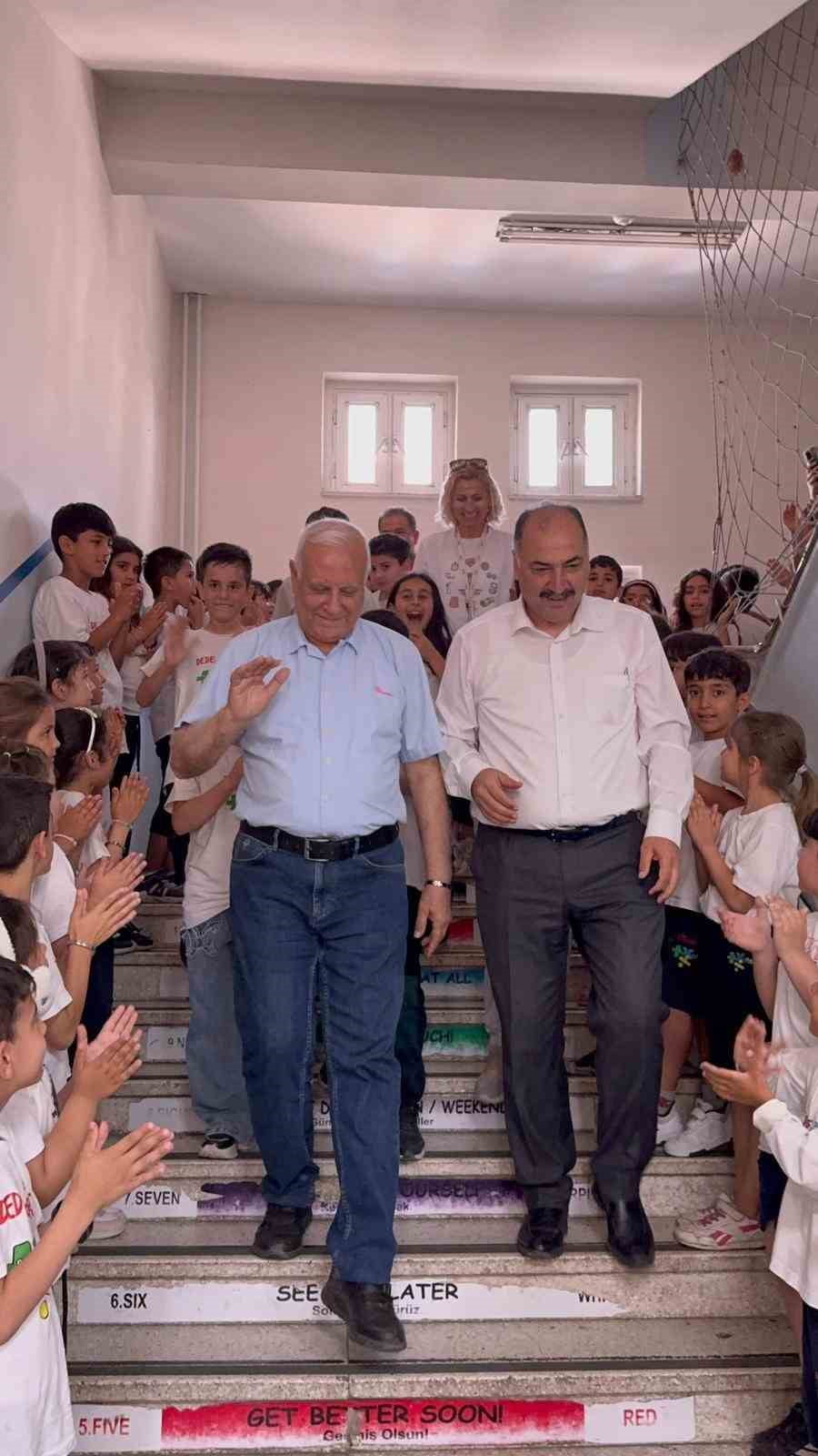 OSMANİYE'DE 44 YILLIK MESLEK HAYATINI TAMAMLAYAN SINIF ÖĞRETMENİ YUSUF BİKİR, GÖREV YAPTIĞI OKULDA...