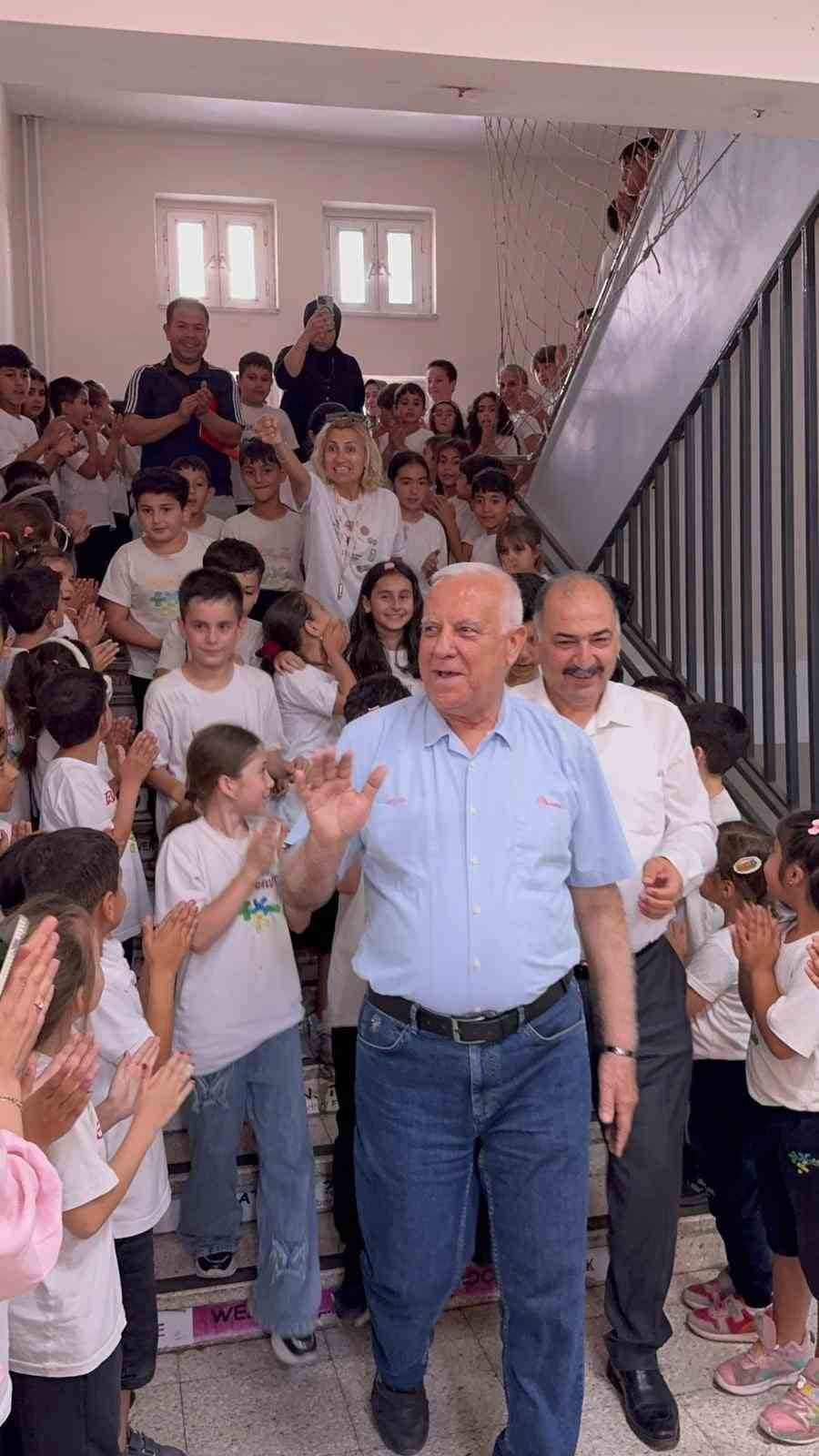 OSMANİYE'DE 44 YILLIK MESLEK HAYATINI TAMAMLAYAN SINIF ÖĞRETMENİ YUSUF BİKİR, GÖREV YAPTIĞI OKULDA...