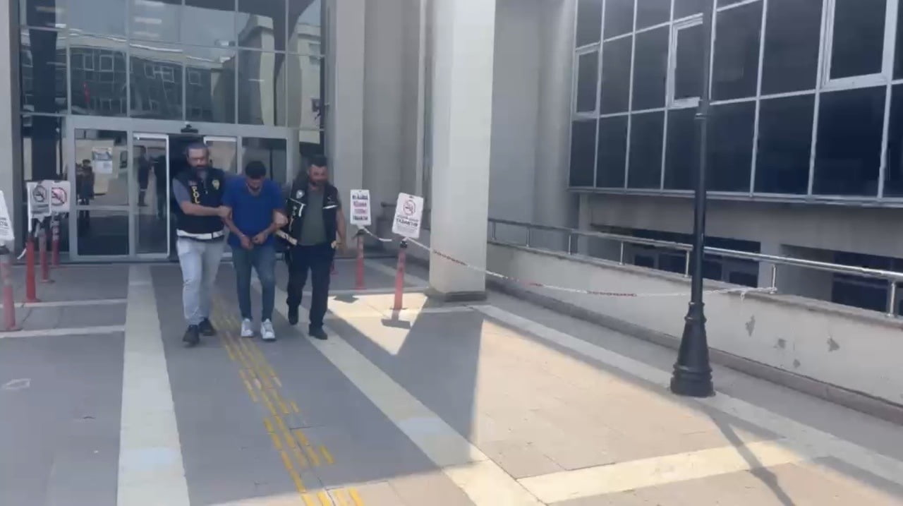 OSMANİYE'DE BAYRAM GÜLOĞLUGİL'İ (66) BIÇAKLAYARAK ÖLDÜREN ÖKKEŞ GÖK (47), ÇIKARILDIĞI MAHKEMECE...