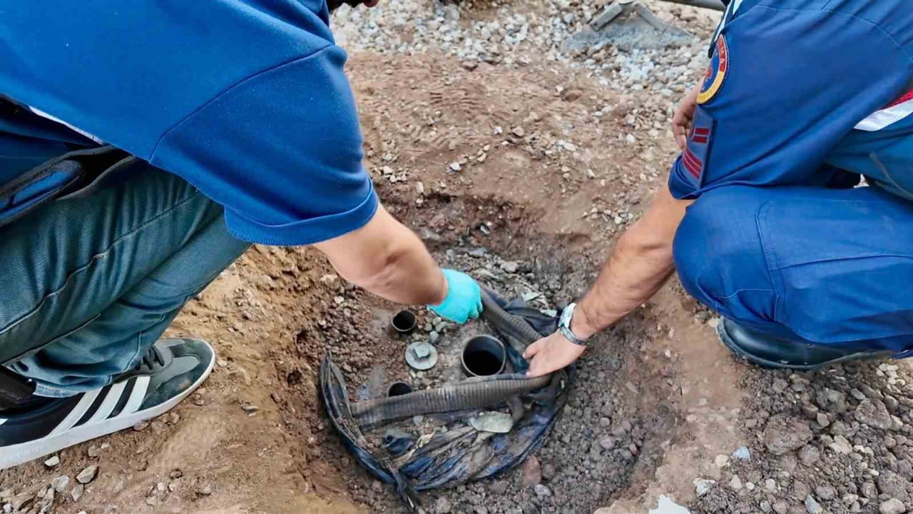 OSMANİYE'DE JANDARMA EKİPLERİNCE DÜZENLENEN OPERASYONDA, TOPRAĞA GÖMÜLÜ TANKTA SAKLANAN...