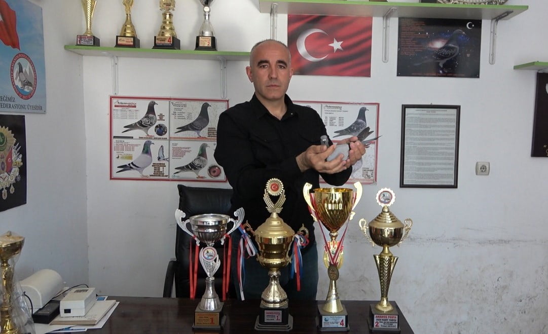 OSMANİYE AMANOS POSTA GÜVERCİNİ SEVENLER DERNEĞİ BAŞKANI YUNUS AKDAĞ, ELİMDEKİ GÜVERCİN, KARS...