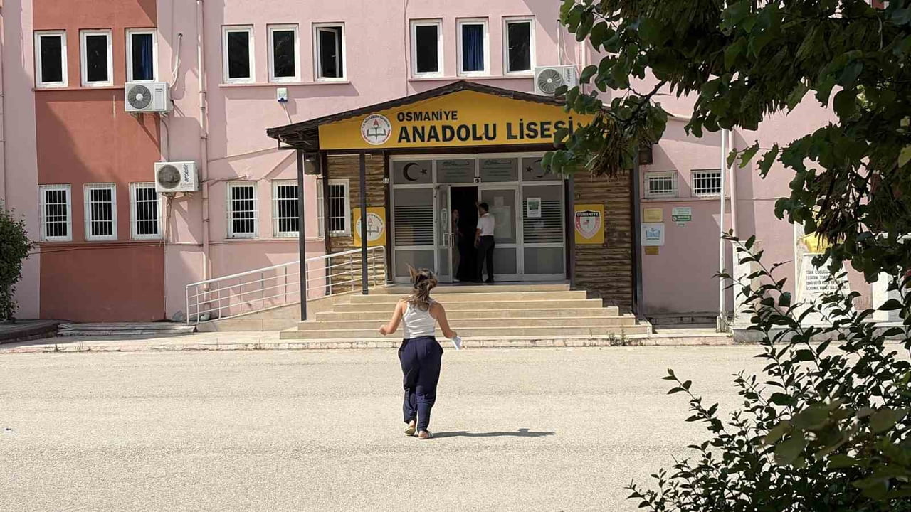 OSMANİYE ANADOLU LİSESİ’NDE KAPILARIN KAPANMASINA SANİYELER KALA OKULA ULAŞAN BİR ADAY, SON ANDA...