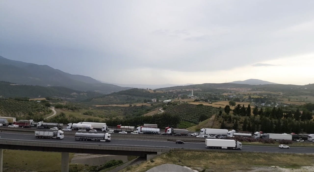 OSMANİYE’DE 6 AĞIR TONAJLI ARACIN KARIŞTIĞI KAZADA 2 KİŞİ YARALANDI