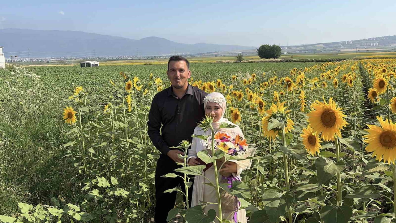 OSMANİYE’DE AYÇİÇEĞİ TARLALARI YENİ EVLİ ÇİFTLERİN GÖZDESİ OLDU