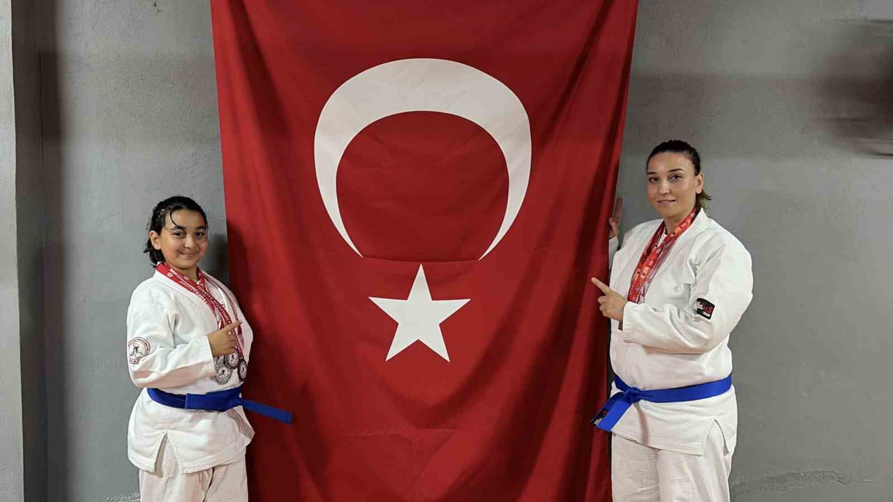 OSMANİYE’DE ESRA TATLIER İLE KIZI ERVA SULTAN ERGEN, JUJİTSU SPORUNDA OMUZ OMUZA VERDİKLERİ...