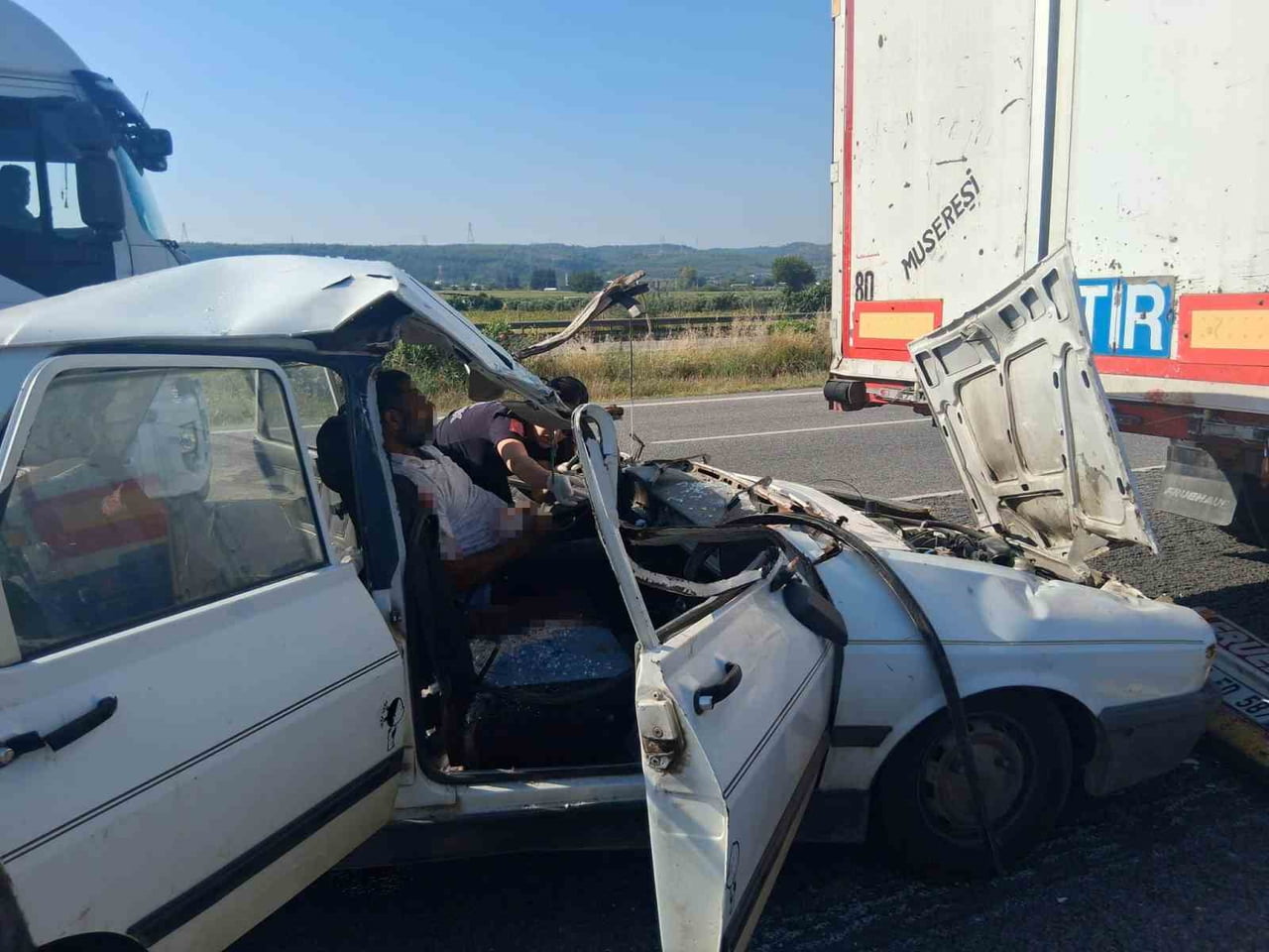 OSMANİYE’DE OTOMOBİL TIRA ÇARPTI: 3’Ü ÇOCUK 5 YARALI