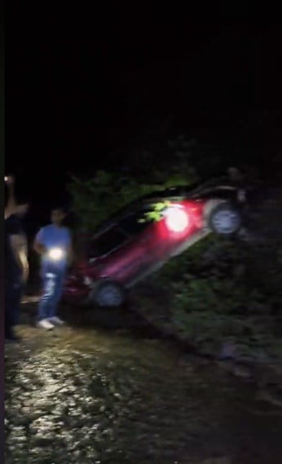 OSMANİYE’DE  OTOMOBİL UÇURUMA YUVARLANDI: 2 YARALI