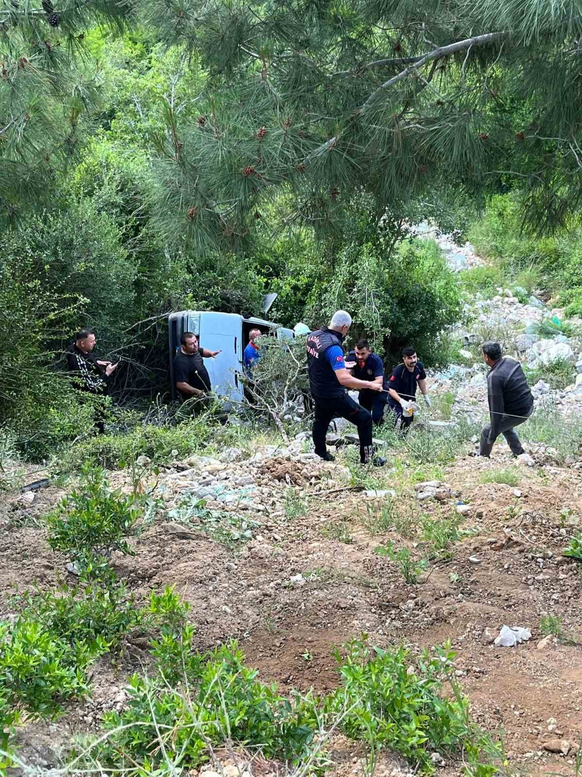 OSMANİYE’DE UÇURUMA YUVARLANAN OTOMOBİLDEN İTFAİYE KURTARDI: 1 YARALI