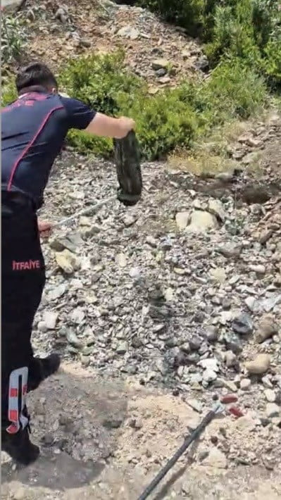 OSMANİYE EVE GİREN YILAN HALININ ARASINDAN ÇIKTI