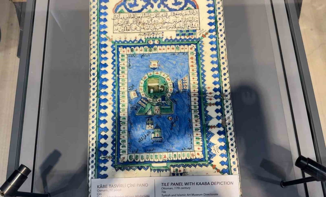 OSMANLI DÖNEMİNDEN BUGÜNE ULAŞAN MUKADDES EMANETLER, SAMSUN'DA AÇILAN SERGİDE ZİYARETÇİLERİN...