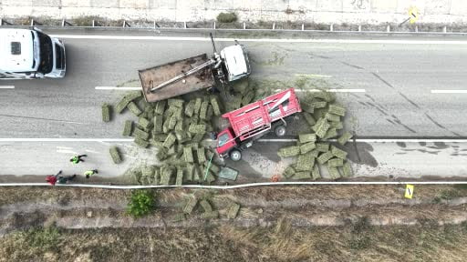 Ot balyası yüklü kamyon devrildi: Kilometrelerce araç kuyruğu oluştu