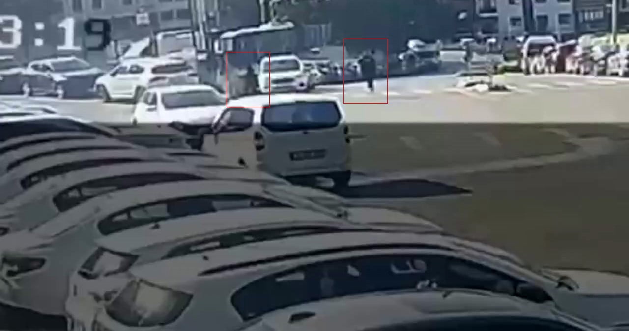 OTOKOÇ'A YÖNELİK SİLAHLI SALDIRI ANI KAMERAYA YANSIDI
