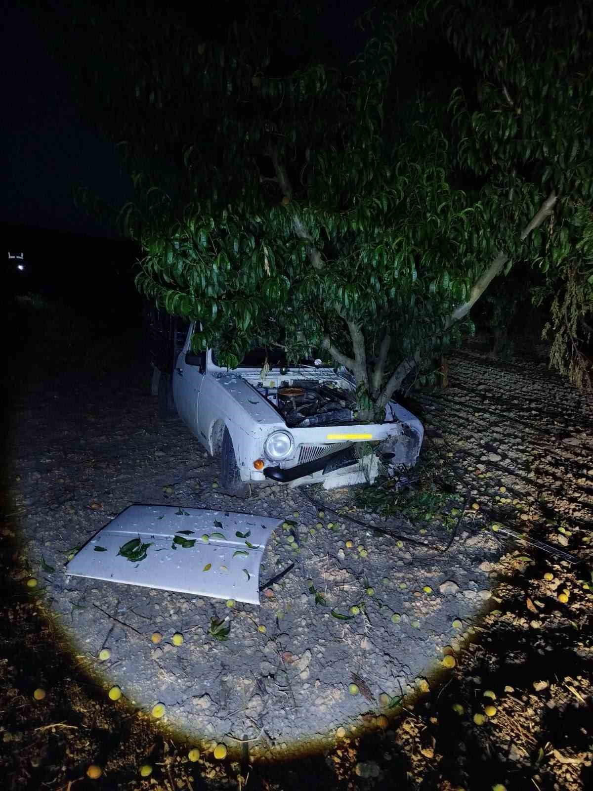 OTOMOBİL AĞACA ÇARPTI: 2 YARALI