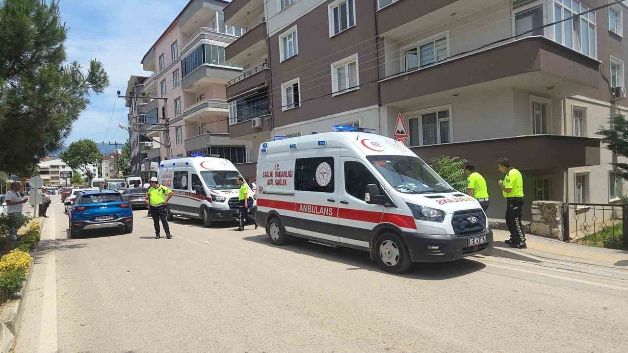 OTOMOBİL APARTMAN BAHÇESİNE UÇTU FACİADAN DÖNÜLDÜ