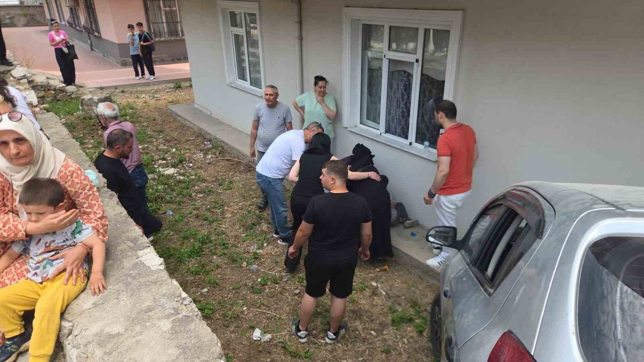 OTOMOBİL APARTMAN BAHÇESİNE UÇTU FACİADAN DÖNÜLDÜ