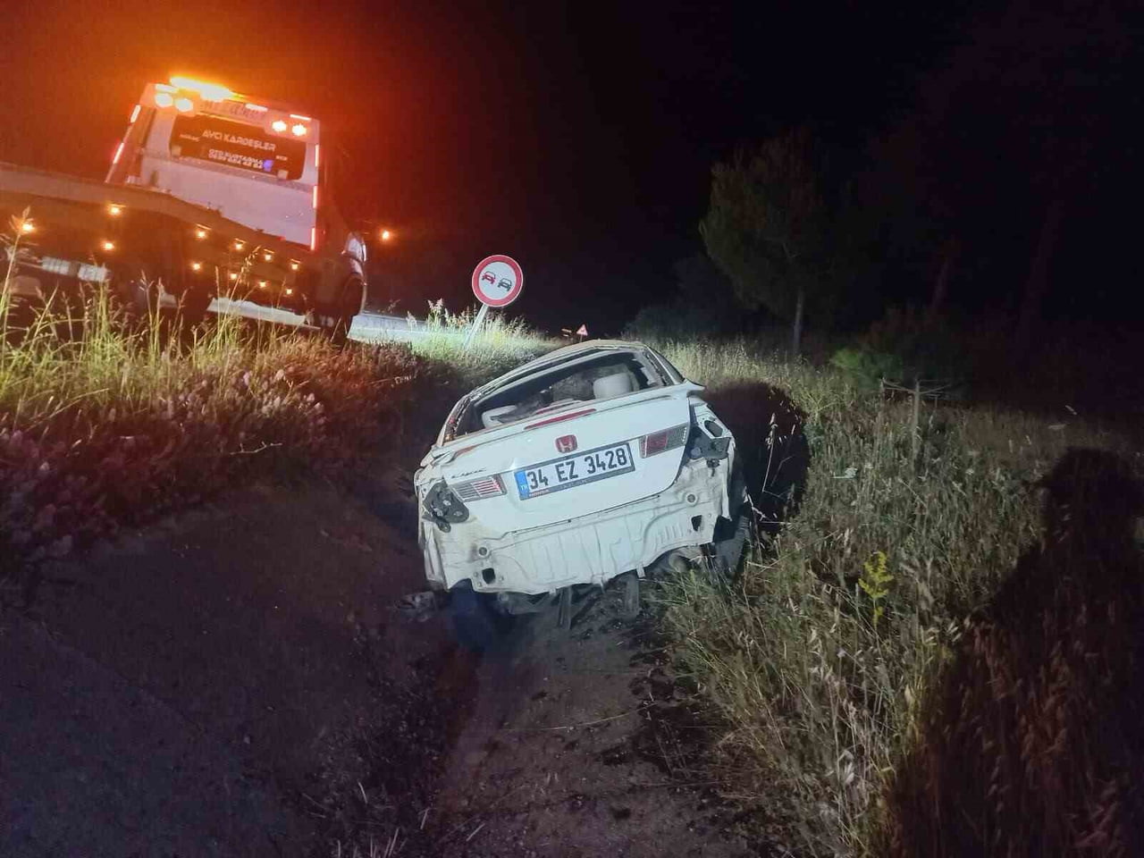 OTOMOBİL SU KANALINA DÜŞTÜ: 1 AĞIR YARALI