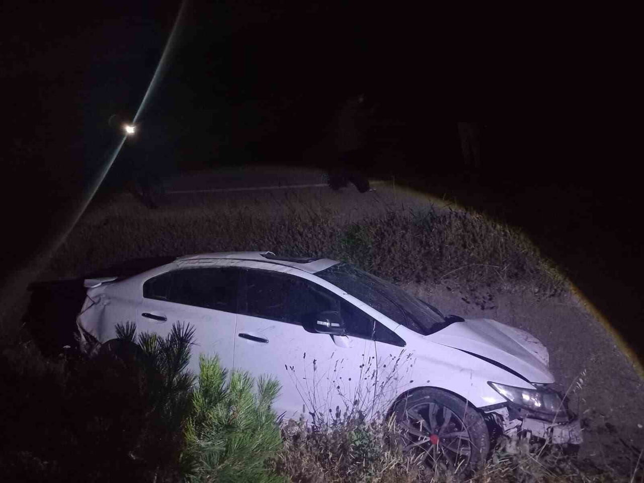 OTOMOBİL SU KANALINA DÜŞTÜ: 1 AĞIR YARALI