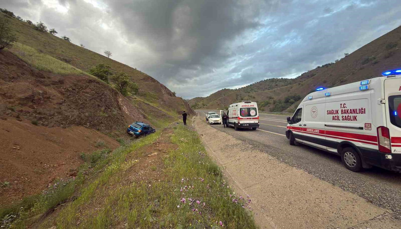 OTOMOBİL SÜRÜCÜSÜNÜN DİREKSİYON HAKİMİYETİNİ KAYBETMESİ SONUCU ARAÇ VİRAJI ALAMAYARAK ARAZİYE...