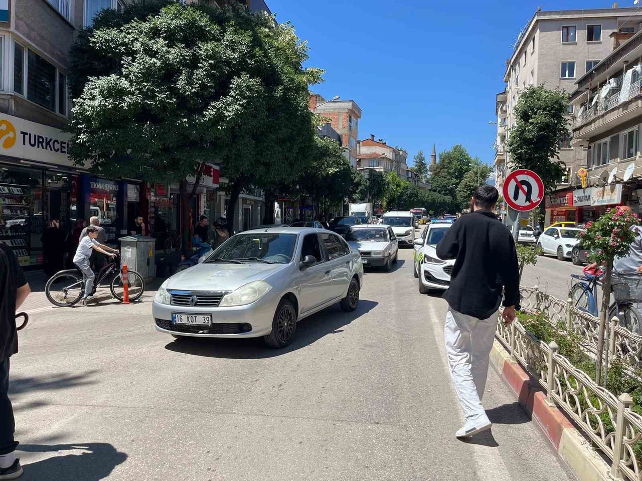 OTOMOBİLİN ÇARPTIĞI ABLA-KARDEŞ YARALANDI