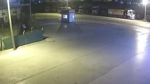 Otomobilin kamyona çarptığı feci kaza kamerada: 3 ölü, 1 yaralı