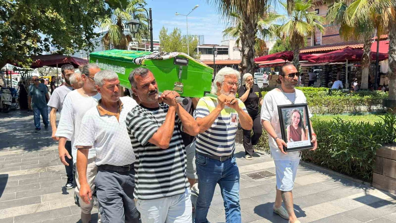 OYUNCU İRTEM'İN CENAZESİ CAMİYE GETİRİLDİ