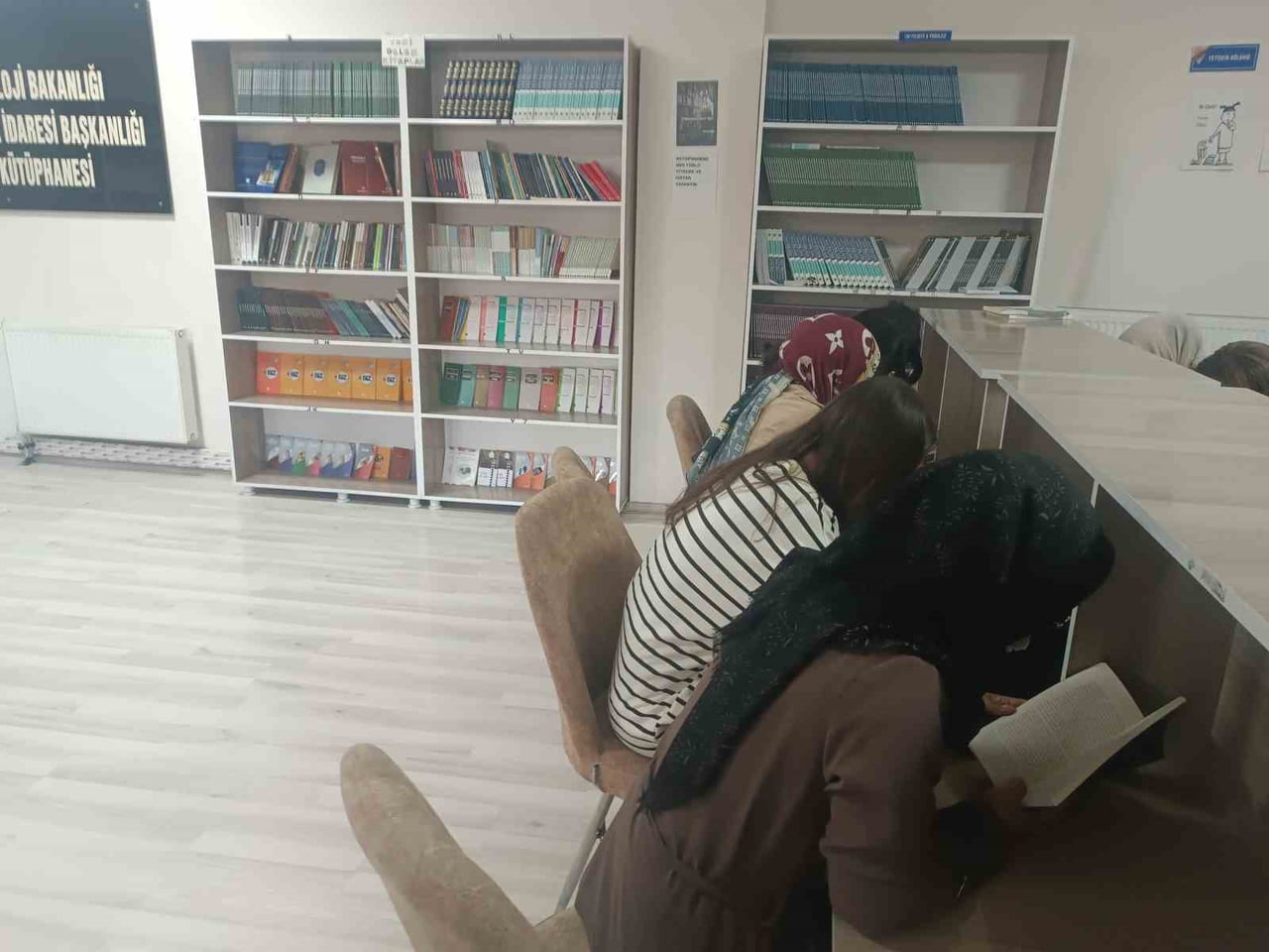 ÖZALP’TE DİYANET ETÜT MERKEZİ VE KÜTÜPHANE YOĞUN İLGİ GÖRÜYOR