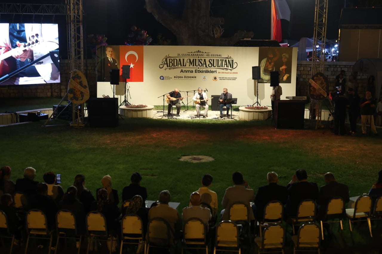 OZANLARIN VE SANATÇILARIN YER ALDIĞI AKŞAM KONSERLERİNDE İSE MUHARREM VE MATEM AYI NEDENİYLE...