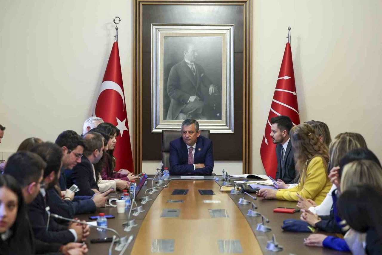ÖZEL, CHP GRUP YÖNETİM KURULU TOPLANTI SALONUNDA GAZETECİLERLE BİR ARAYA GELDİ VE GÜNDEMLE İLGİLİ...