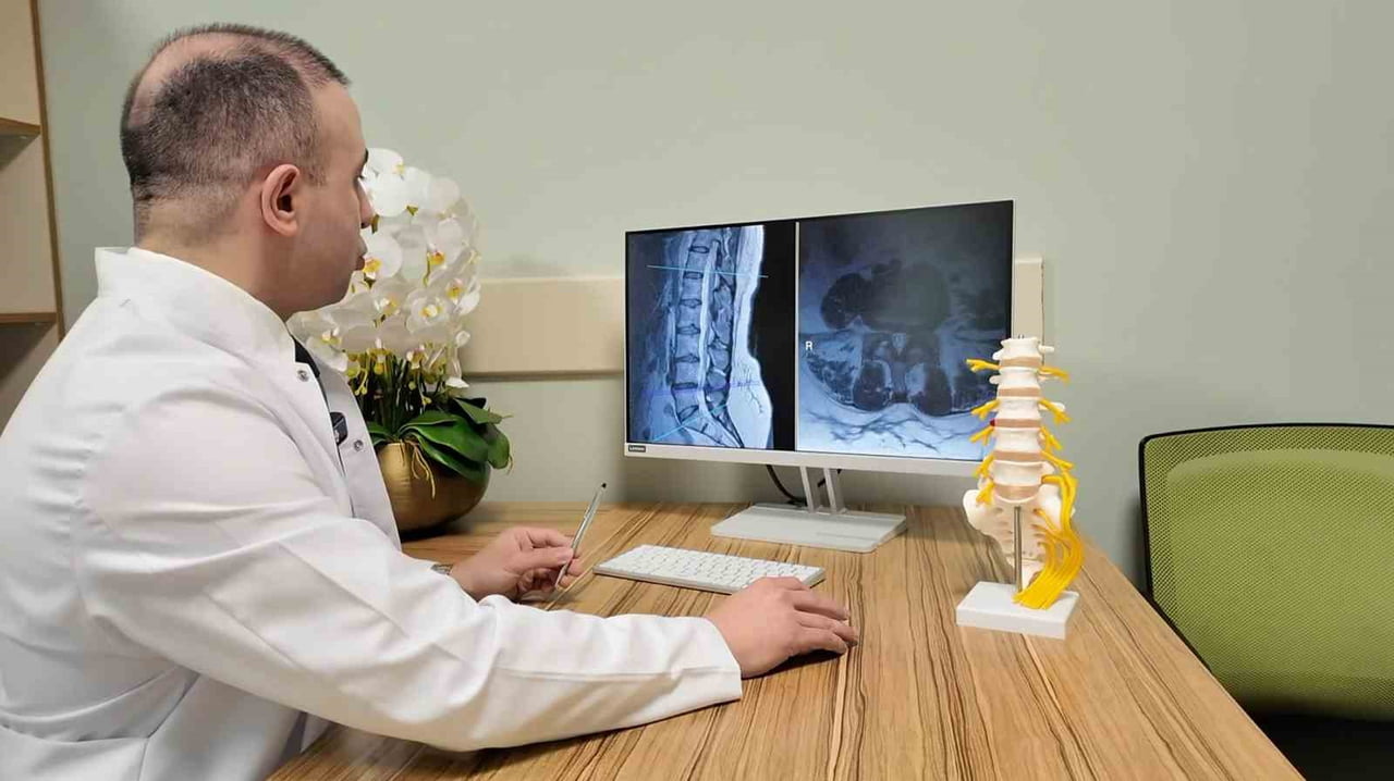ÖZEL ERSOY HASTANESİ BEYİN VE SİNİR CERRAHİSİ UZMANI OP. DR. ALİ KÖRÖMER, YAYGIN BİR OMURGA...