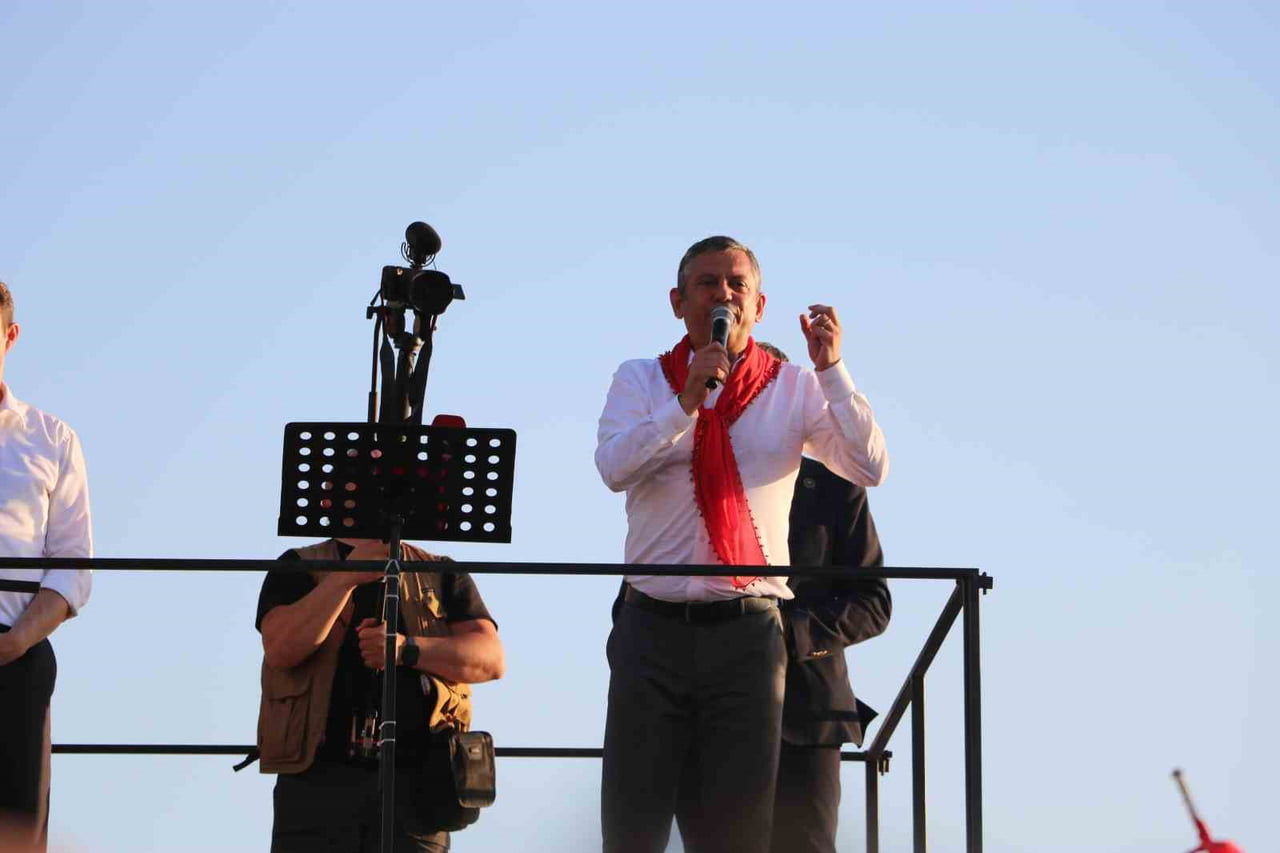 ÖZEL, KALABALIK İLE BİRLİKTE KONAK İLÇESİNDE BULUNAN VE CHP İZMİR İL BAŞKANLIĞI GÖREVİNDEN ALINAN...