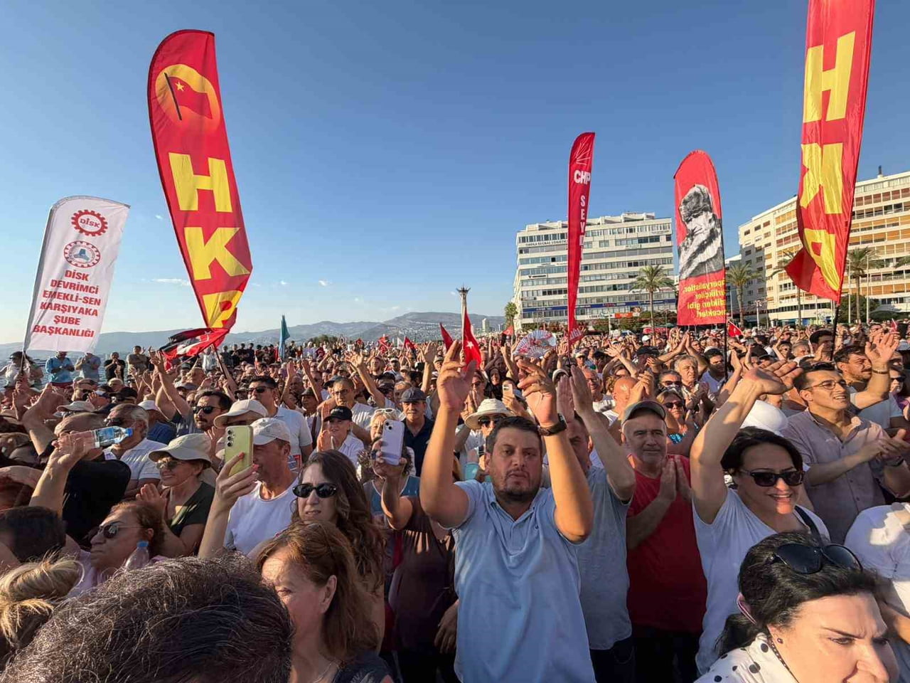 ÖZEL, KALABALIK İLE BİRLİKTE KONAK İLÇESİNDE BULUNAN VE CHP İZMİR İL BAŞKANLIĞI GÖREVİNDEN ALINAN...