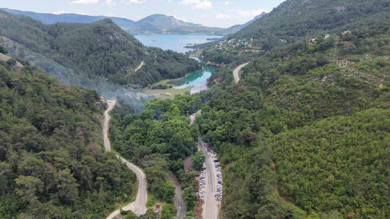 ÖZELLİKLE DAĞILCAK TABİAT PARKI VE KOZAN BARAJI ÇEVRESİNDE YOĞUNLUK YAŞANIRKEN, MANGAL DUMANLARI...