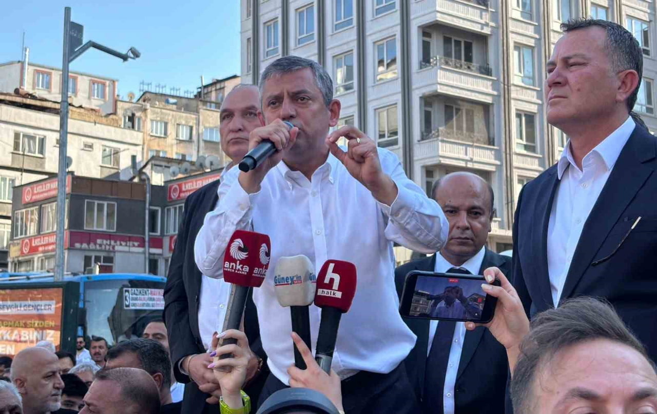 ÖZGÜR ÖZEL, GAZİANTEP'TE ESNAF ZİYARETİ YAPTI, VATANDAŞLARA HİTAP ETTİ