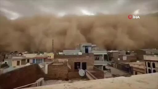 Pakistan'ın Sindh eyaletinde etkili olan toz fırtınası nedeniyle biri çocuk 4 kişi hayatını...