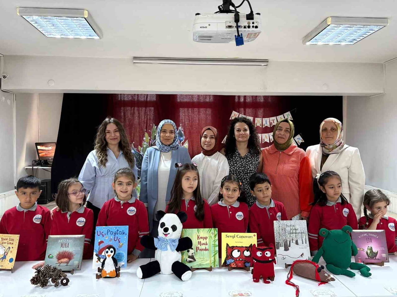 PALANDÖKEN ANAOKULU ÖĞRENCİLERİ, AİLELERİYLE BİRLİKTE HAZIRLADIKLARI “HİKÂYEMDEN KAHRAMANIM”...