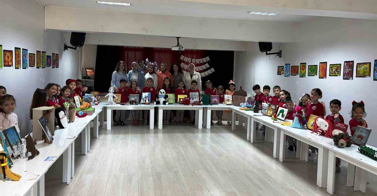 PALANDÖKEN ANAOKULU ÖĞRENCİLERİ, AİLELERİYLE BİRLİKTE HAZIRLADIKLARI “HİKÂYEMDEN KAHRAMANIM”...