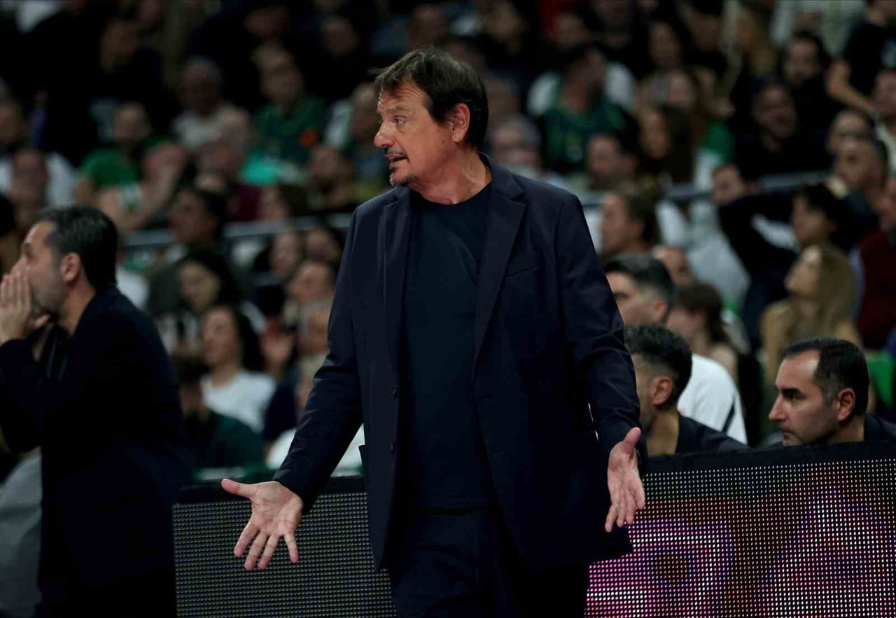 PANATHİNAİKOS BAŞANTRENÖRÜ ERGİN ATAMAN, YUNANİSTAN BASKETBOL LİGİ FİNAL SERİSİNİN ÜÇÜNCÜ MAÇINDA...