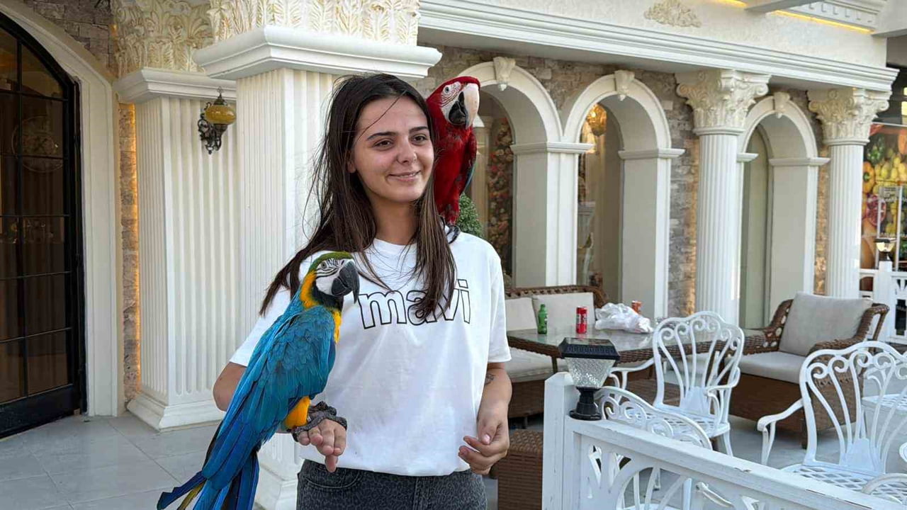 PAPAĞAN VATANDAŞLARIN İLGİSİNİ ÇEKİYOR