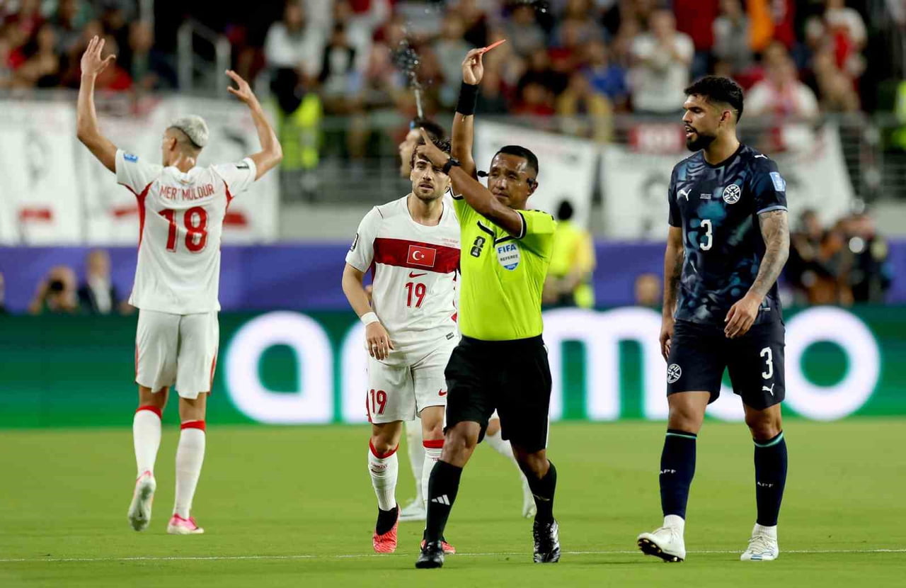 PARAGUAYLI FUTBOLCU MİGUEL ALMİRON, TÜRKİYE İLE OYNANAN KARŞILAŞMADA AĞZINI KAPATIP KONUŞTUĞUNDAN...