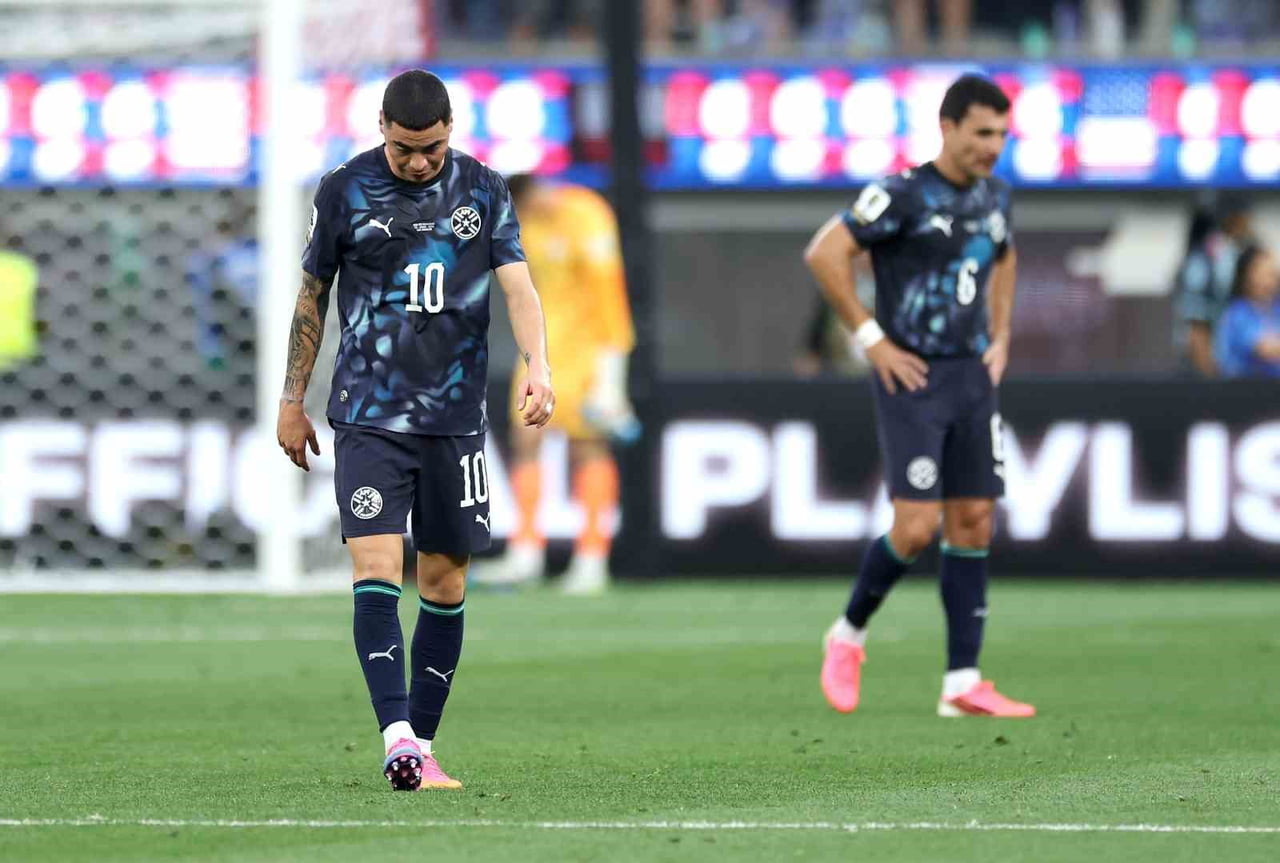 PARAGUAYLI FUTBOLCU MİGUEL ALMİRON, TÜRKİYE İLE OYNANAN KARŞILAŞMADA AĞZINI KAPATIP KONUŞTUĞUNDAN...