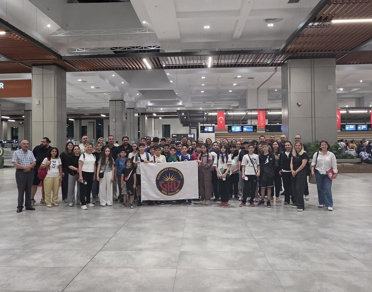 PARİS’İN TARİHİ VE SANATSAL DOKUSUNU SOLUYAN GKV’Lİ SEYYAHLAR, HIZLI TRENLE GEÇTİKLERİ...