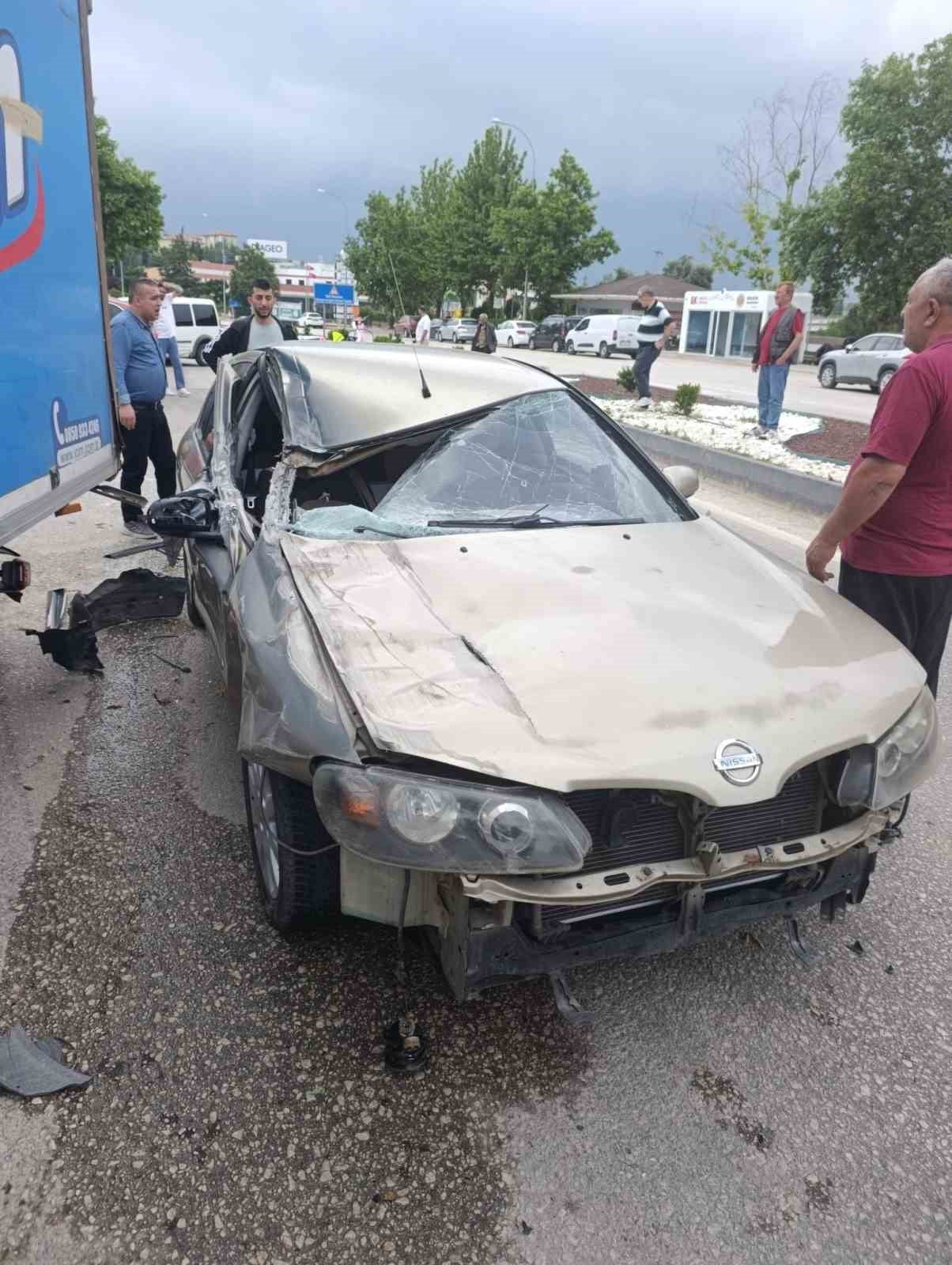 PARK HALİNDEKİ KAMYONETE ÇARPTI, 2 ÇOCUK YARALANDI